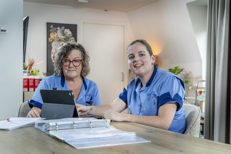 Verpleegkundige zorgcentra met elkaar in gesprek