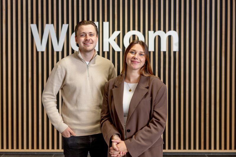 Recruiters Zoë en Kay voor een welkom bord