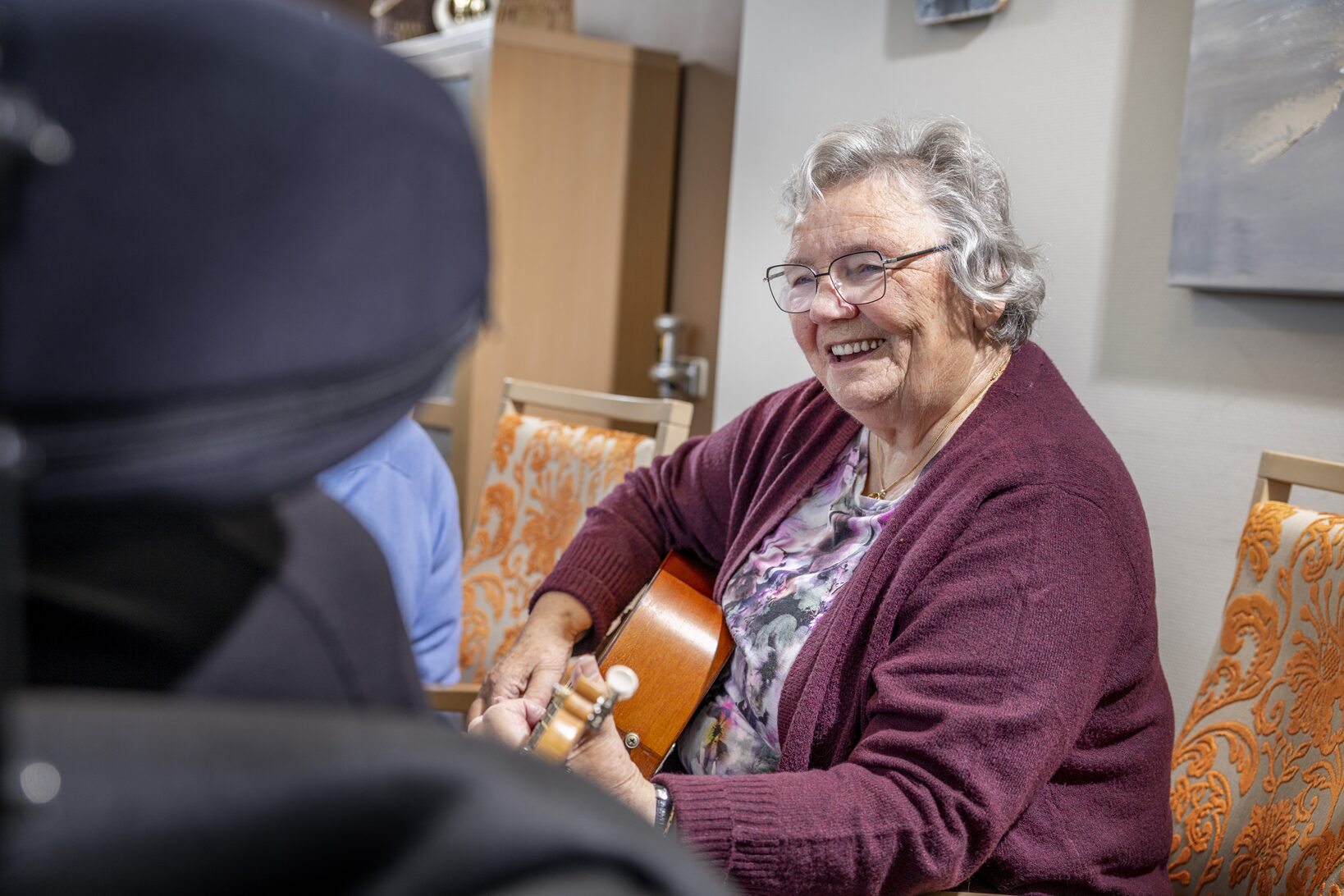 Vrijwilliger speelt gitaar